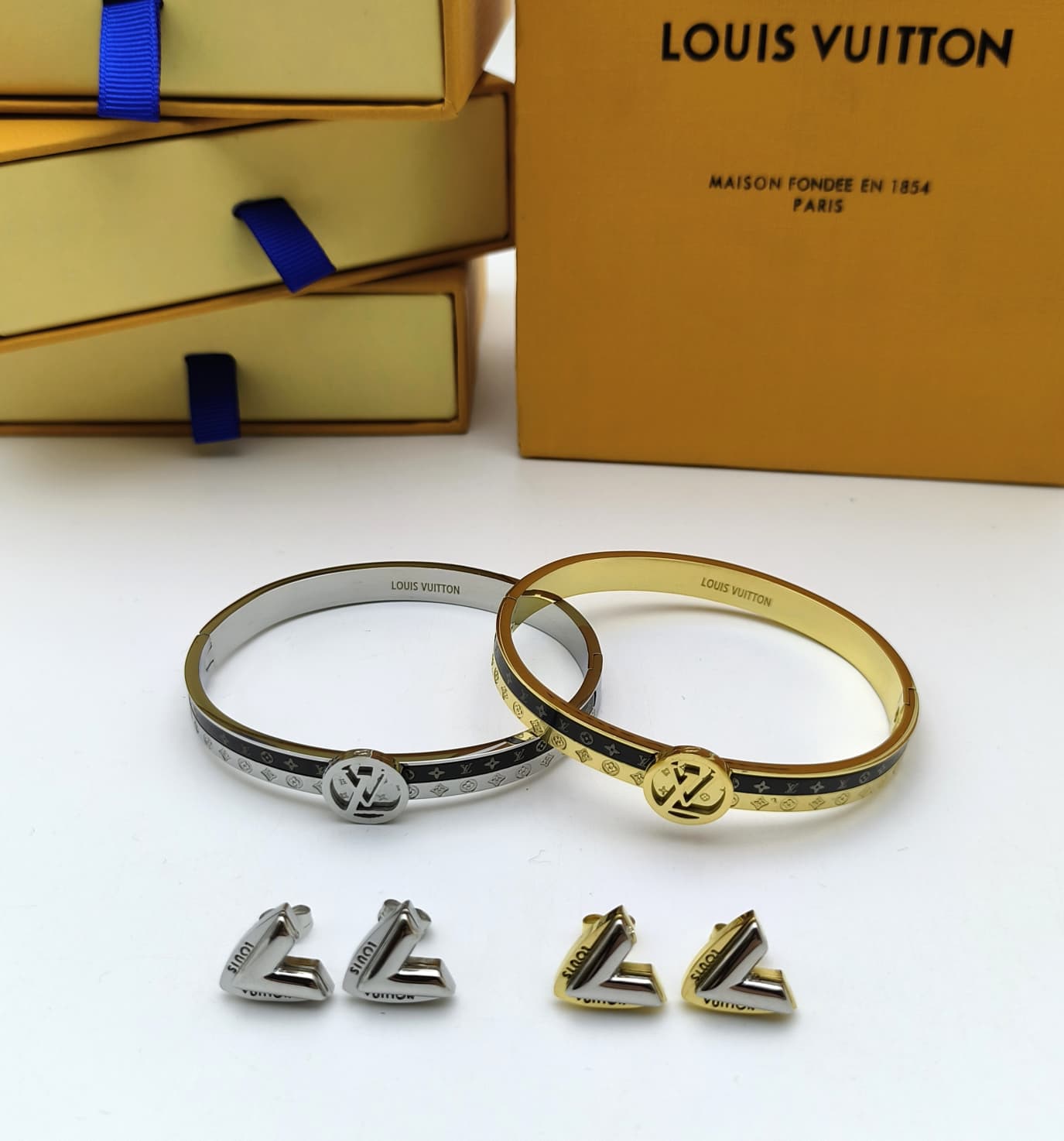 Open bracelet and tops matching for ladies