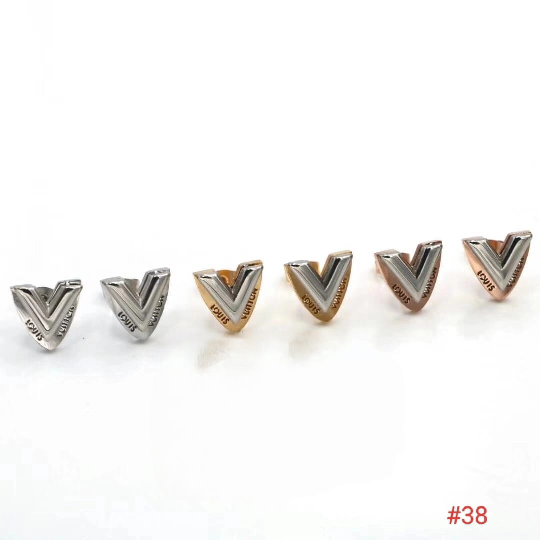 One pair of studs for ladies